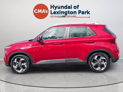 Used 2023 Hyundai Venue SEL FWD image 2