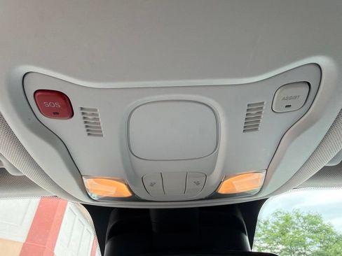 Used 2023 Jeep Renegade Latitude AWD/4WD image 39
