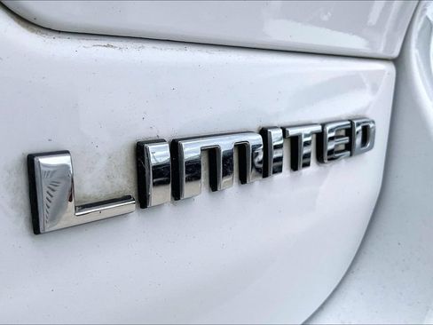 Used 2023 Jeep Grand Cherokee Limited w/ Luxury Tech Group II AWD/4WD image 38