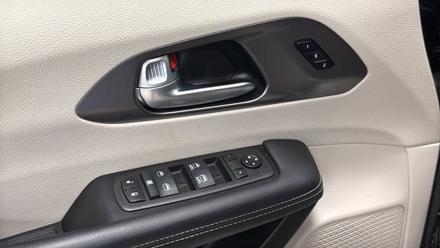 Used 2024 Chrysler Pacifica Touring-L FWD image 20