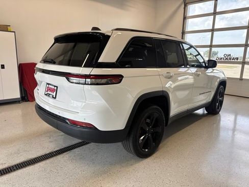 Used 2023 Jeep Grand Cherokee Altitude AWD/4WD image 8