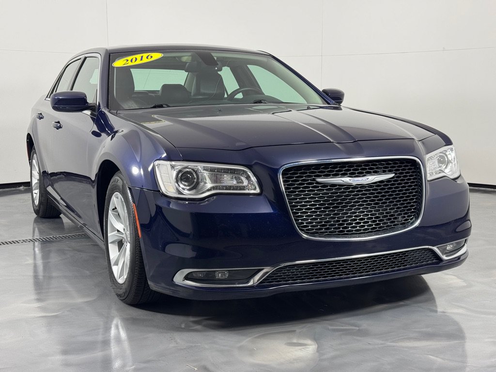 Used 2016 Chrysler 300 Limited RWD image 3