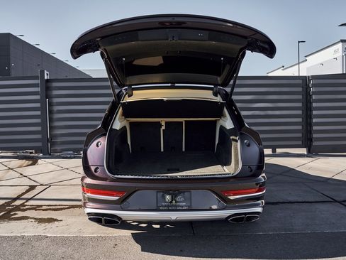 Used 2023 Bentley Bentayga Extended Wheelbase image 15