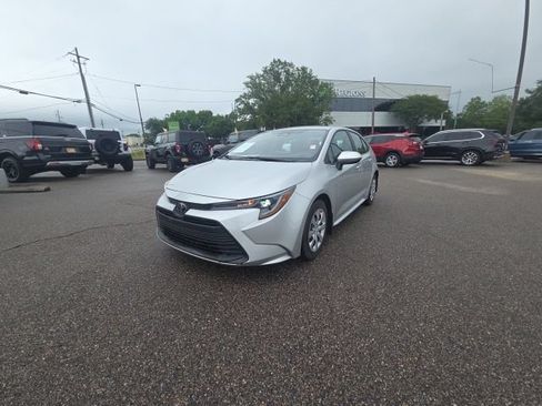 Used 2024 Toyota Corolla LE FWD image 4