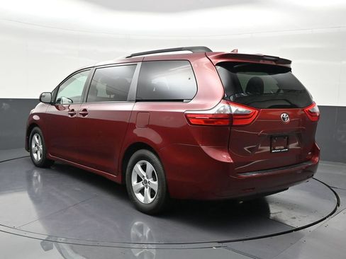 Used 2020 Toyota Sienna LE image 3
