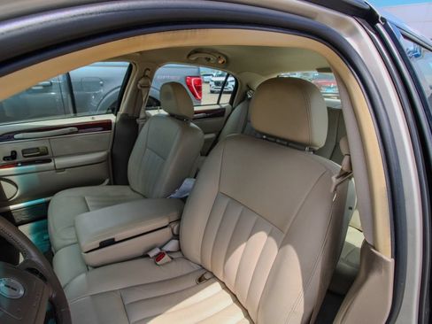 Used 2004 Lincoln Town Car Signature RWD image 13