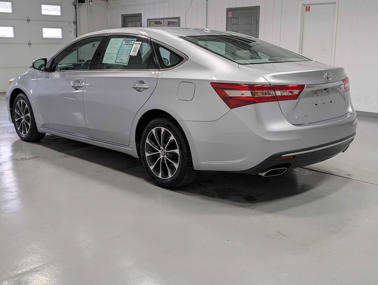 Used 2017 Toyota Avalon XLE Premium w/ All Weather Liner Package FWD image 10
