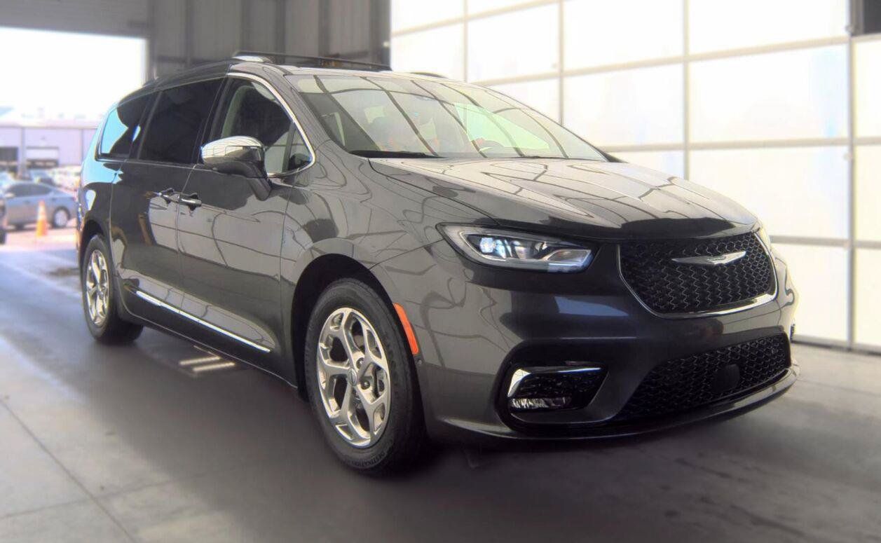 Used 2021 Chrysler Pacifica Limited w/ Uconnect Theater Family Group FWD image 20