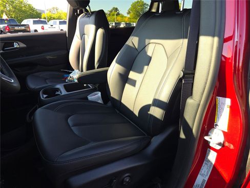 New 2026 Chrysler Pacifica Select image 28