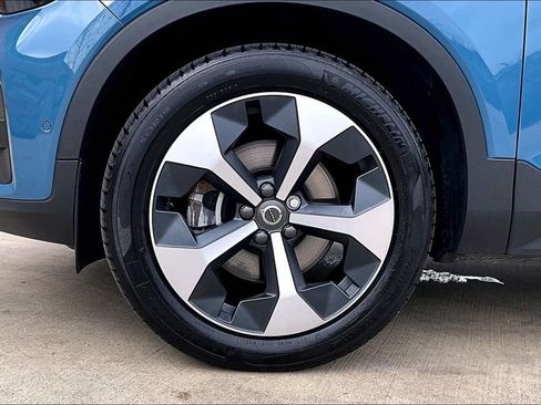 Used 2025 Volvo XC40 B5 Plus image 12