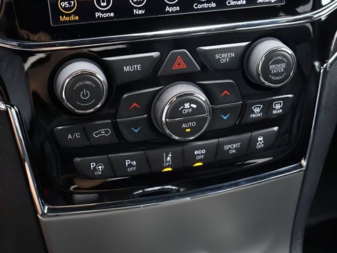 Used 2020 Jeep Grand Cherokee Overland AWD/4WD image 23