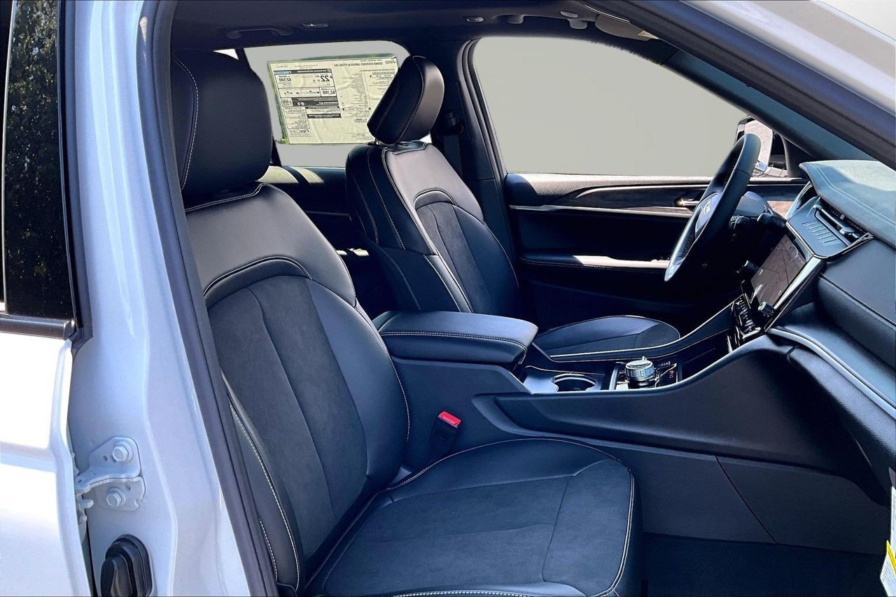 New 2027 Jeep Grand Cherokee Altitude AWD/4WD image 21