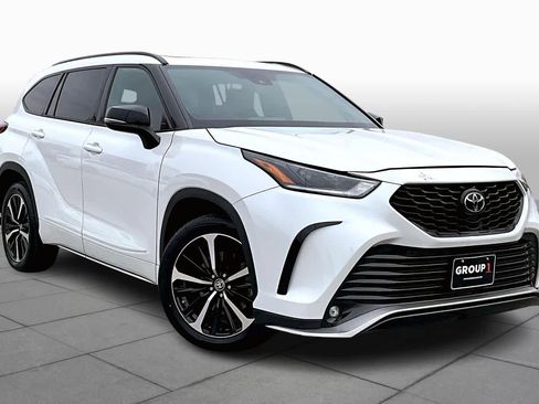 Used 2022 Toyota Highlander XSE image 2