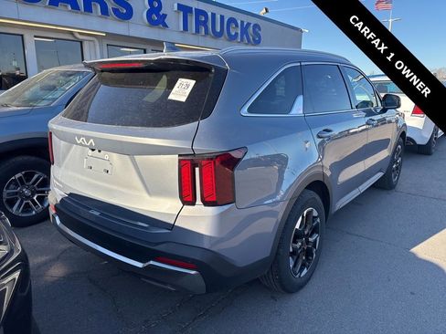 Used 2024 Kia Sorento S image 2