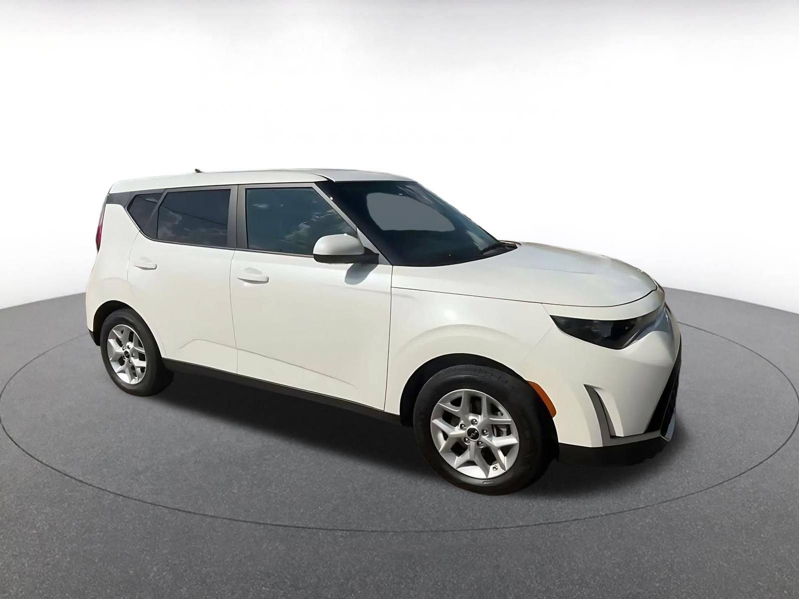 Used 2025 Kia Soul LX w/ LX Technology Package FWD image 2