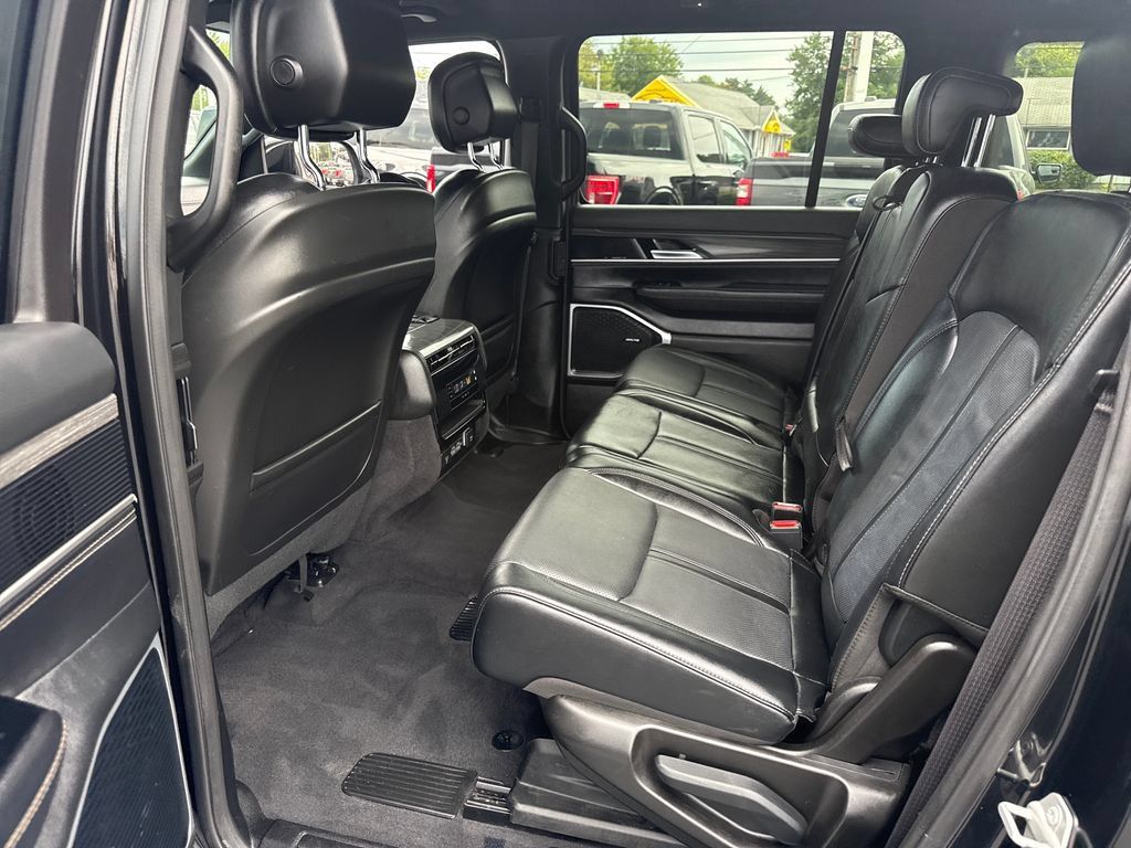 Used 2024 Jeep Wagoneer L Series II w/ Flexible Seating Group AWD/4WD image 14