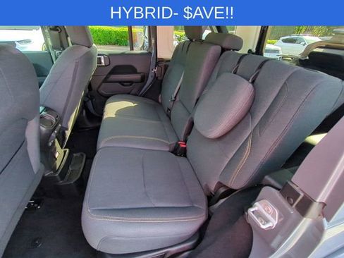 Used 2025 Jeep Wrangler Unlimited Sahara image 27