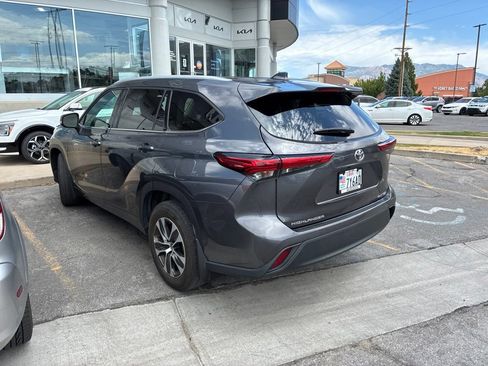 Used 2022 Toyota Highlander XLE AWD/4WD image 3