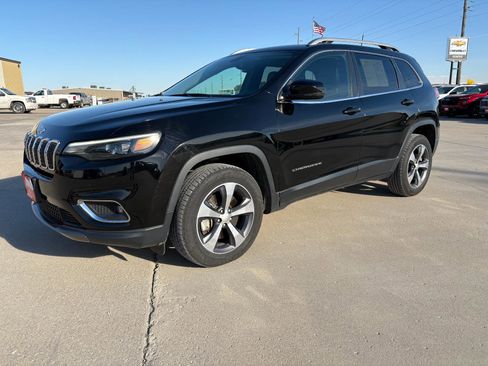 Used 2019 Jeep Cherokee Limited w/ Luxury Group image 2