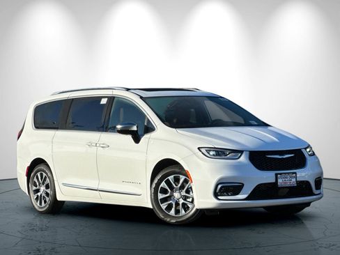 New 2026 Chrysler Pacifica Pinnacle image 2