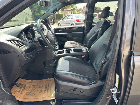 Used 2017 Dodge Grand Caravan SXT w/ Blacktop Package FWD image 15