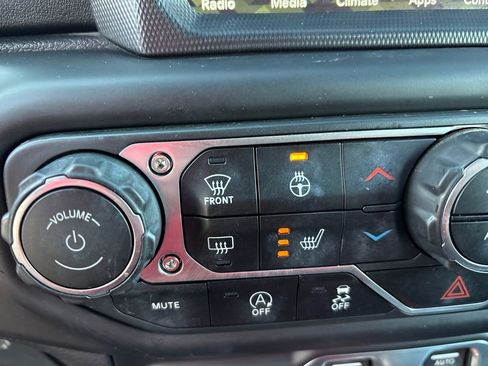 Used 2018 Jeep Wrangler Unlimited Sahara image 29