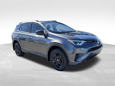 Used 2018 Toyota RAV4 LE image 7