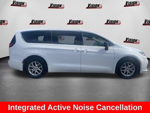 Used 2024 Chrysler Pacifica Touring-L FWD image 5