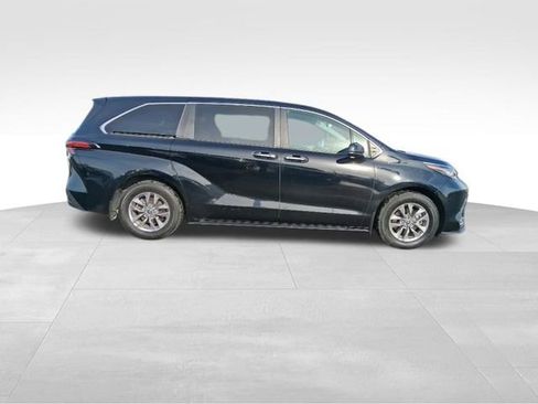 Used 2022 Toyota Sienna XLE image 6