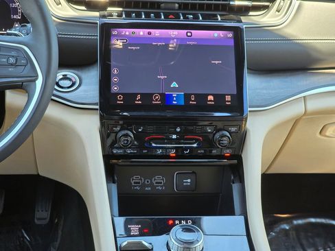 Used 2025 Jeep Grand Cherokee Limited AWD/4WD image 34