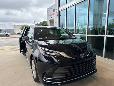 Used 2024 Toyota Sienna Platinum FWD image 3
