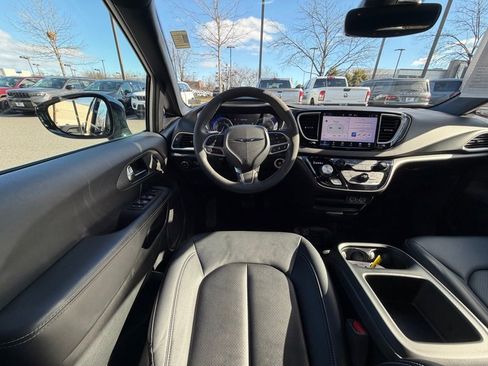 Certified 2025 Chrysler Pacifica Select image 19