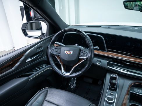 Used 2024 Cadillac Escalade Premium Luxury AWD/4WD image 9