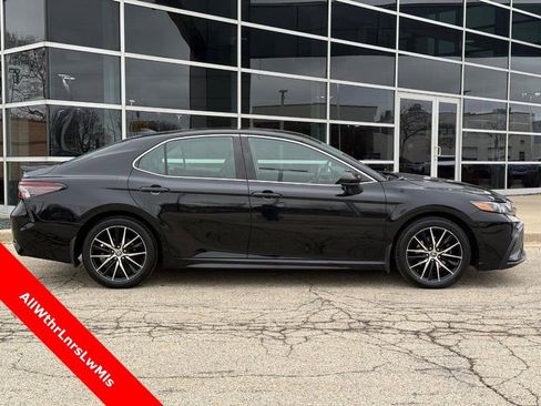 Used 2021 Toyota Camry SE image 2