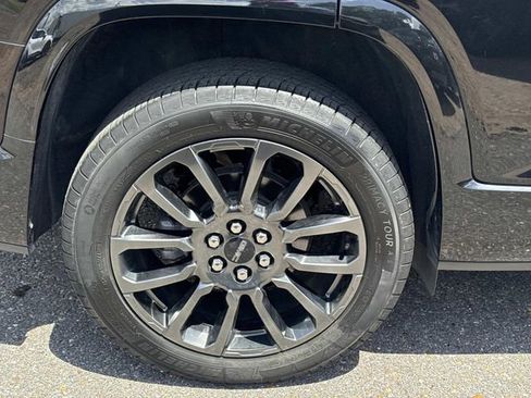 Used 2023 GMC Acadia Denali w/ Black Diamond Edition image 5