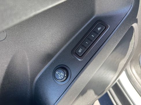 Used 2021 Chevrolet Equinox Premier FWD image 15