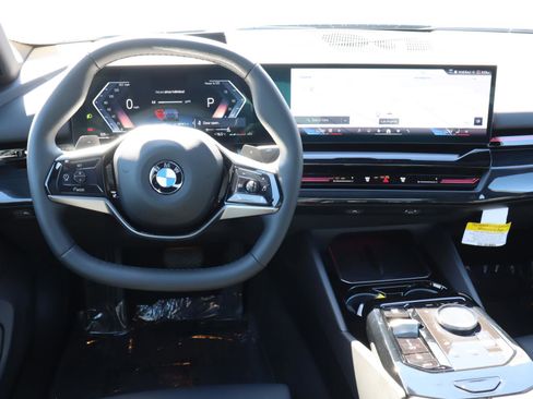 Used 2025 BMW 530i w/ Premium Package image 21