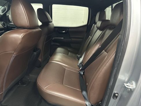 Used 2022 Toyota Tacoma Limited image 34
