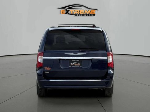 Used 2016 Chrysler Town & Country Touring image 5