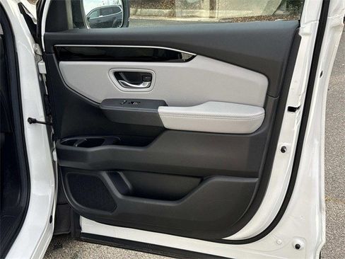 Used 2025 Honda Pilot Touring image 8