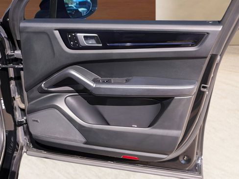 Used 2020 Porsche Cayenne E-Hybrid image 30