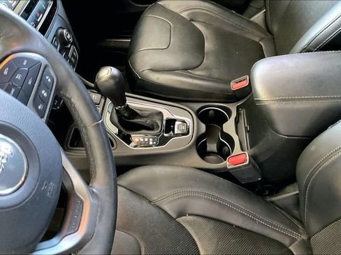 Used 2019 Jeep Cherokee Limited w/ Luxury Group FWD image 13
