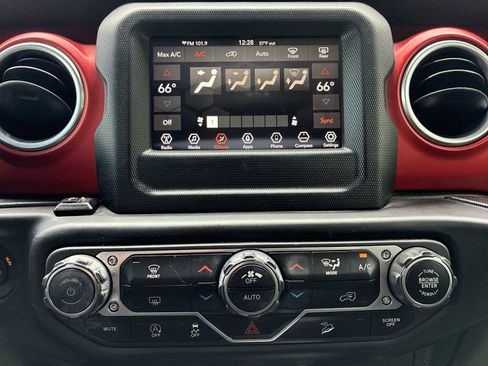 Certified 2018 Jeep Wrangler Unlimited Rubicon AWD/4WD image 17