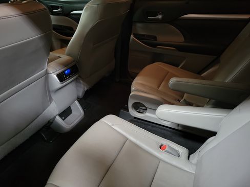 Used 2014 Toyota Highlander XLE image 12