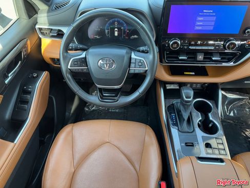 Used 2023 Toyota Highlander Platinum FWD image 14