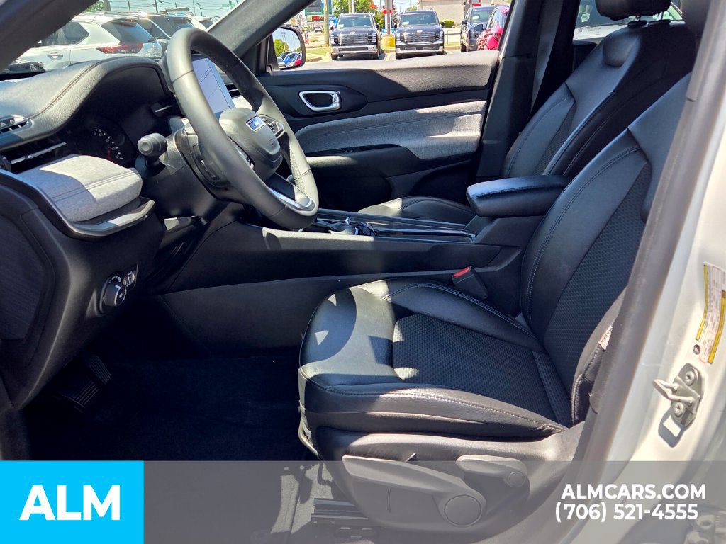 Used 2025 Jeep Compass Latitude AWD/4WD image 5