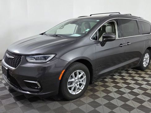 Used 2021 Chrysler Pacifica Touring-L FWD image 3