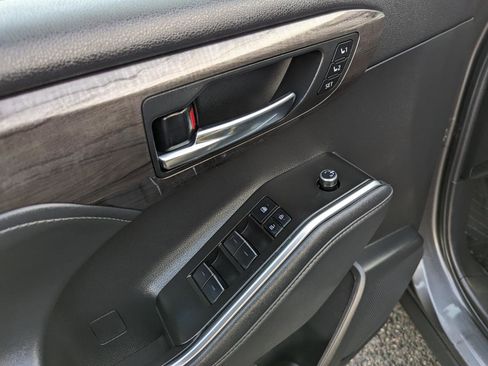 Used 2022 Toyota Highlander Platinum image 12