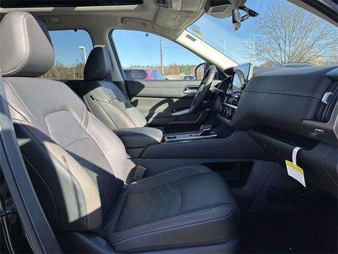 New 2025 Nissan Pathfinder Platinum image 10