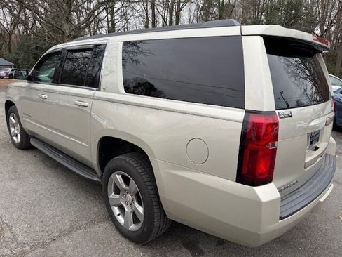 Used 2016 Chevrolet Suburban LT image 2